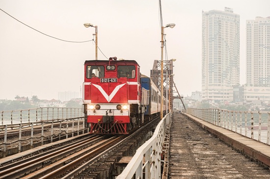 Cấm đường bộ để thi công nhưng đường sắt vẫn hoạt động bình thường. Ảnh: Minh Hạnh