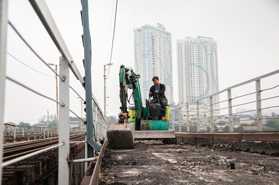 Công nhân thi công cầu Long Biên trong điều kiện khó khăn. Ảnh: Minh Hạnh