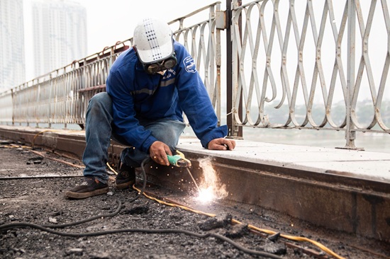Công nhân thi công hàn nối các chi tiết trên cầu Long Biên. Ảnh: Minh Hạnh