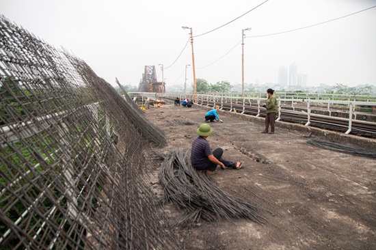 Đẩy nhanh tiến độ sửa chữa cầu Long Biên phục vụ giao thông Thủ đô. Ảnh: Minh Hạnh