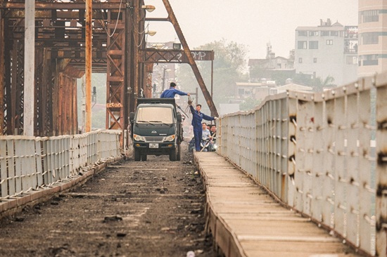 Đẩy nhanh tiến độ thi công cầu Long Biên trong điều kiện thi công khó khăn. Ảnh: Minh Hạnh