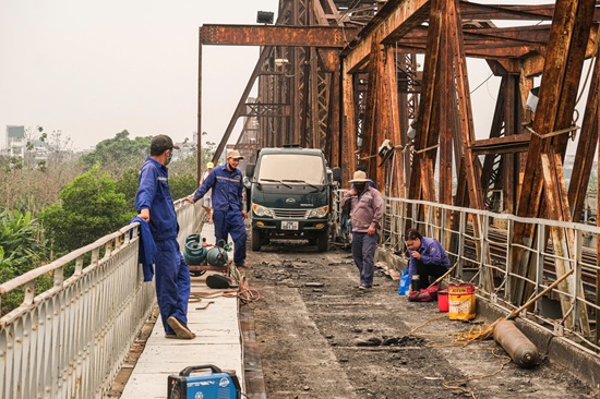 Công nhân thi công cầu Long Biên trong điều kiện chật hẹp, thời tiết nắng nóng. Ảnh: Minh Hạnh