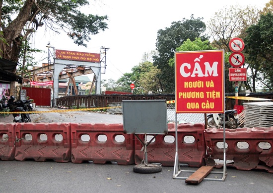 Cấm toàn bộ đường bộ cầu Long Biên 2 tháng để thi công. Ảnh: Minh Hạnh