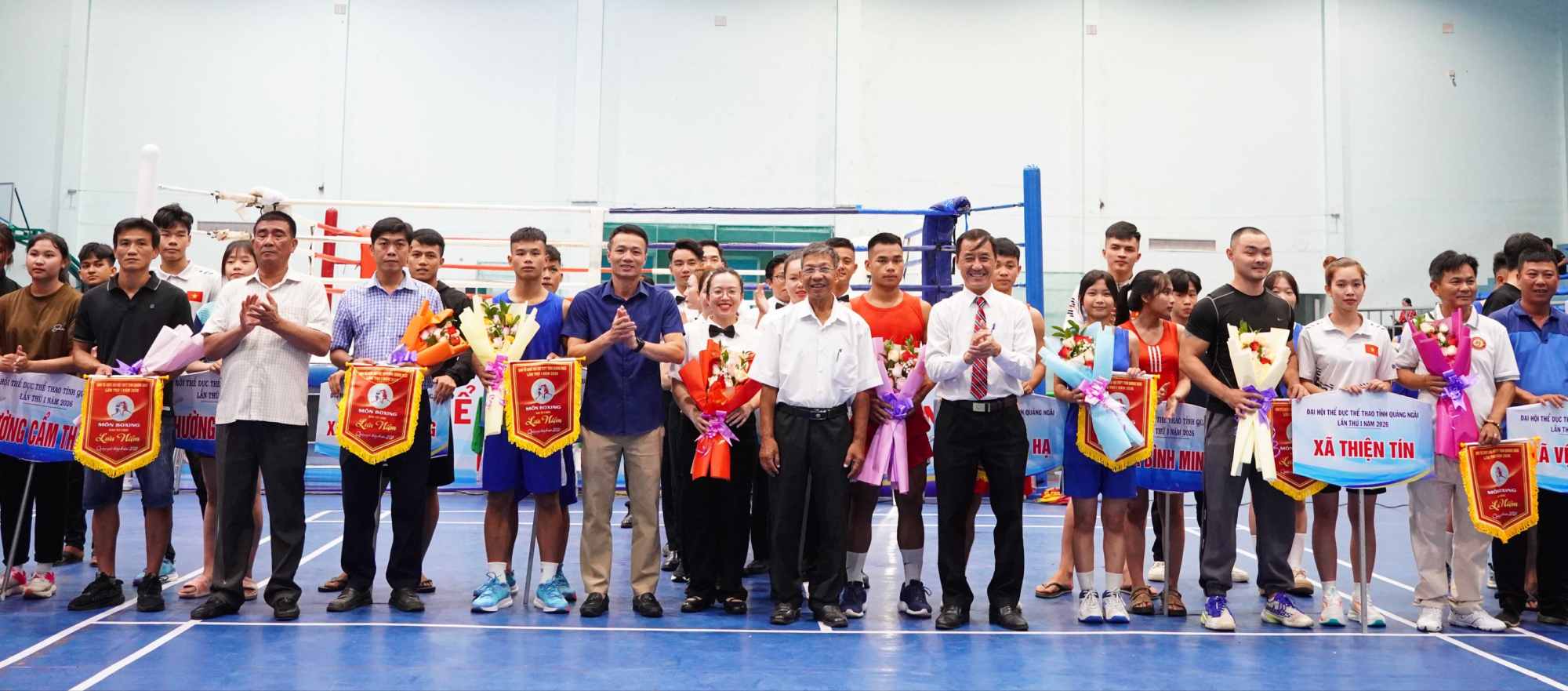 Representantes del Comité Organizador de los I Juegos Deportivos de la provincia de Quang Ngai 2026 y delegados entregan flores y banderas conmemorativas a las delegaciones de atletas. Foto: Bao Hoa