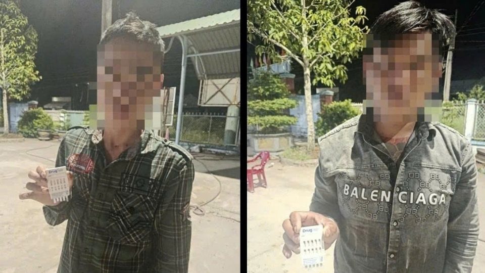 Los dos sujetos H.N. G y Đ. P. H después de que se descubriera que dieron positivo en drogas. Foto: Hoàng Lộc