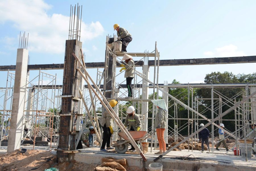 Thi công trạm biến áp 220kV Phú Quốc giữa cái nắng gần 40 độ. Ảnh: EVNSPC