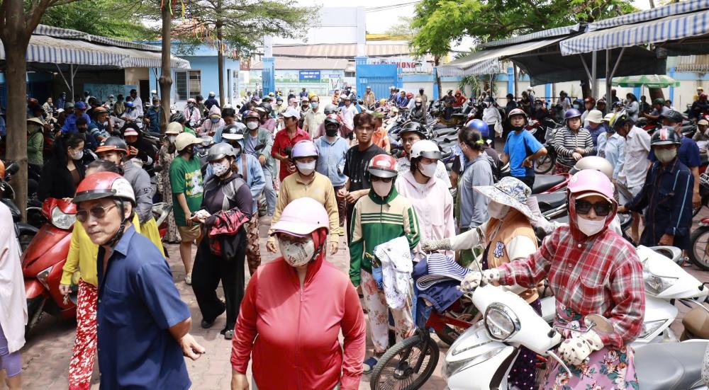 Phụ huynh Trường Tiểu học Bình Quới Tây chờ đón con trưa ngày 13.4. Ảnh: Minh Nguyễn