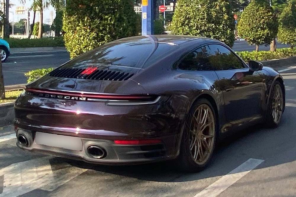 The Porsche 911 Carrera S 992.1 generation was pasted with a striking purple color when it appeared on the streets of Ho Chi Minh City. Photo: Vuong Thinh