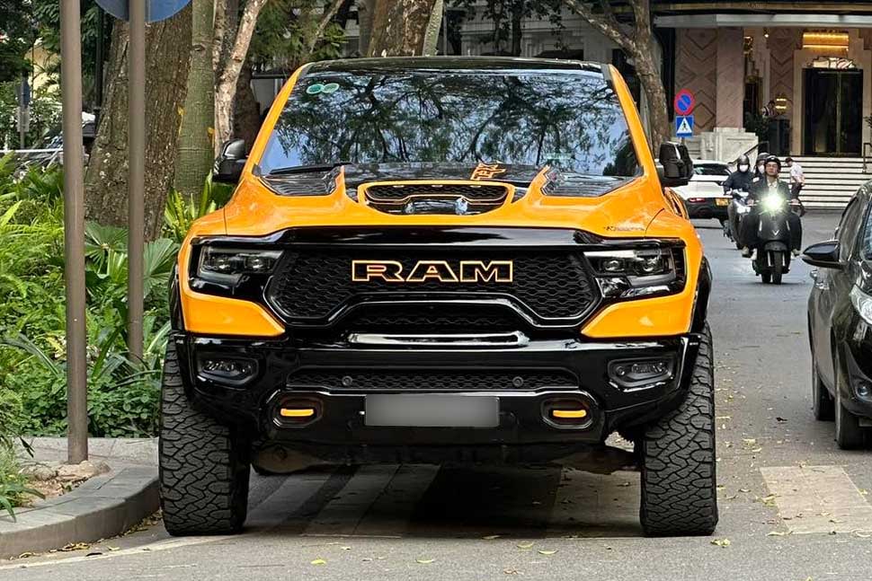 The RAM 1500 TRX super pickup truck appeared in Hanoi with impressive operating specifications. Photo: Huy Bach