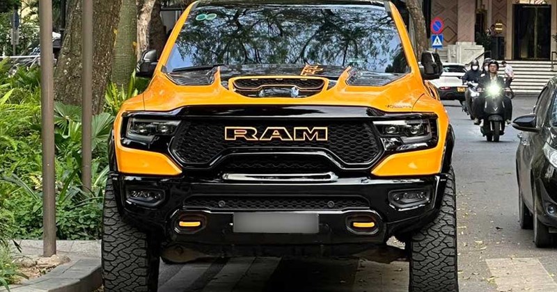Ram 1500 TRX "khủng" gây chú ý trên đường phố Hà Nội