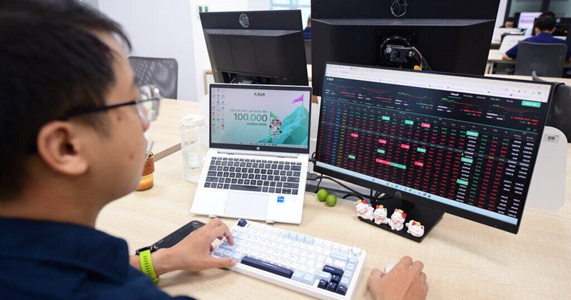Chứng khoán đối mặt "sóng lớn", nhà đầu tư cần thận trọng
