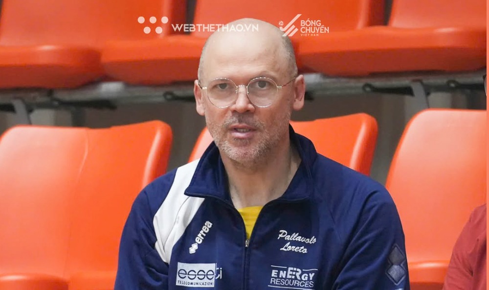 Coach Federico Rampazzo watches matches at the national volleyball championship. Photo: Vietnam Volleyball