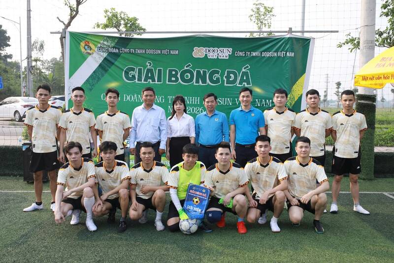 Opening of the male workers' football tournament in Thai Nguyen. Photo: Thai Nguyen Trade Union