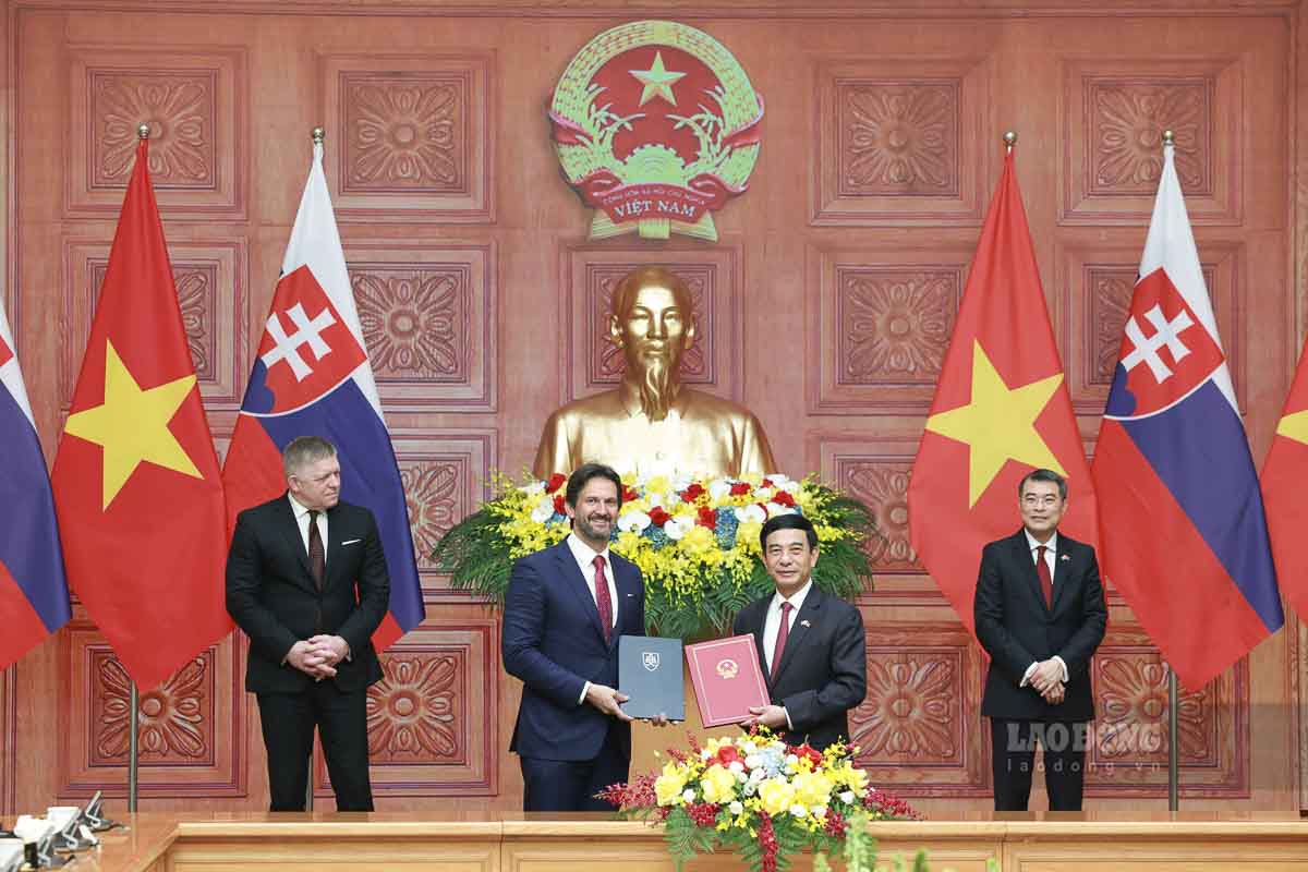 Politburo Member, Prime Minister Le Minh Hung and Slovak Prime Minister Robert Fico witnessed the handover ceremony of cooperation documents. Photo: Hai Nguyen