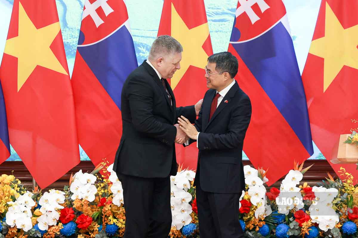 Thủ tướng Chính phủ Lê Minh Hưng và Thủ tướng Slovakia Robert Fico. Ảnh:  Hải Nguyễn