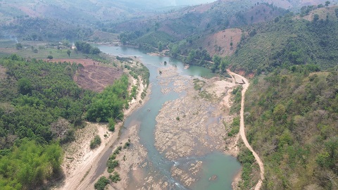 El río Đăk Bla esconde pozos profundos y remolinos que causan riesgo de ahogamiento para niños y adolescentes. Foto: Thanh Tuấn