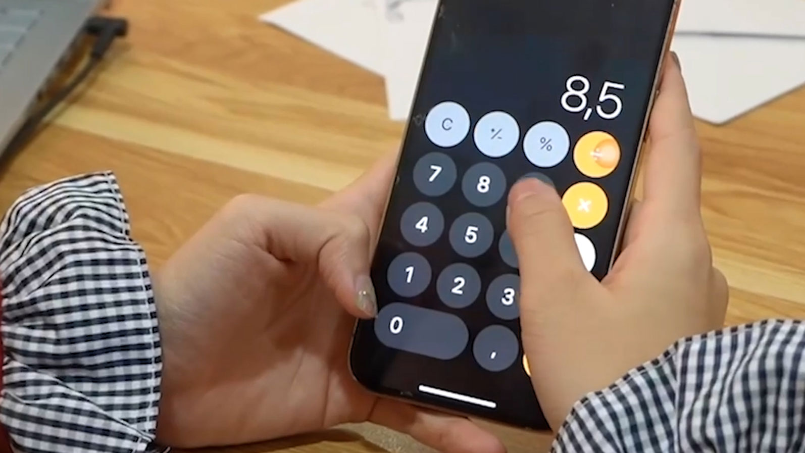 Money is not just a matter of spending but also a test of faith and understanding in marriage. Photo: Trang Anh