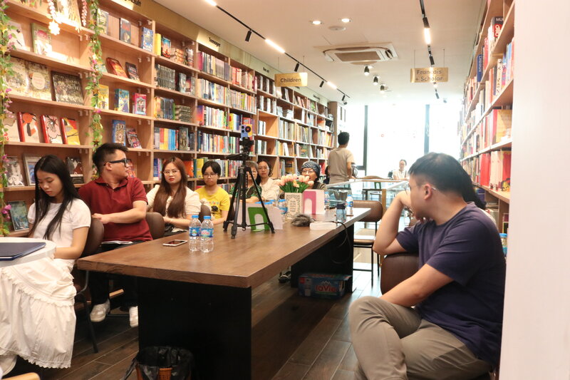 Các đôc giả tham gia talkshow chăm chú theo dõi và thảo luận trong không gian nhà sách InBook. Ảnh: Ban tổ chức