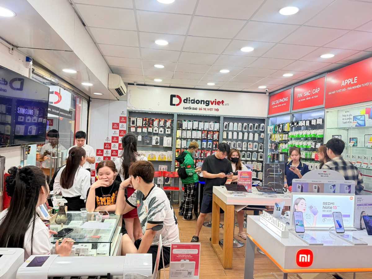 Một số hệ thống bán lẻ tại Việt Nam đã chủ động nguồn hàng để ứng phó với việc giá smartphone tăng. Ảnh: Loan Trần