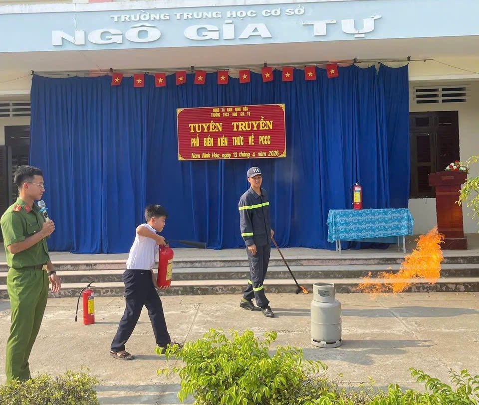 La policía equipa a los estudiantes con conocimientos de prevención y extinción de incendios. Foto: Policía de Nam Ninh Hoa