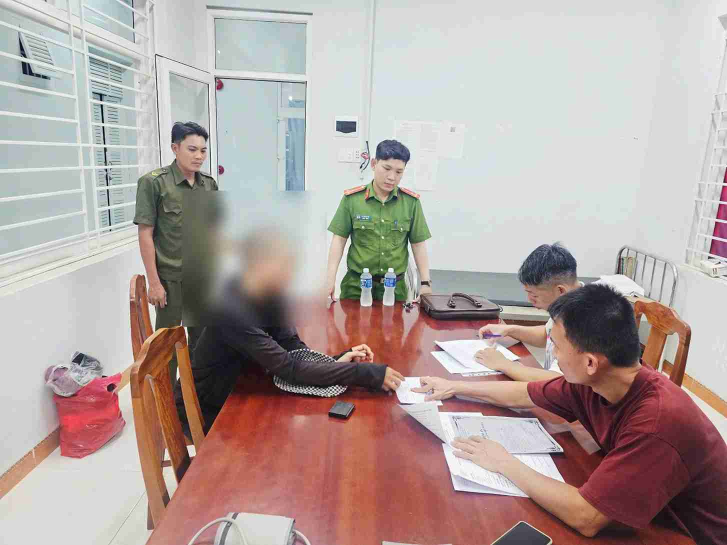 Las fuerzas funcionales controlaron al sujeto que usaba drogas ilegales y lo llevaron a la sede para trabajar. Foto: Policía de Bao An