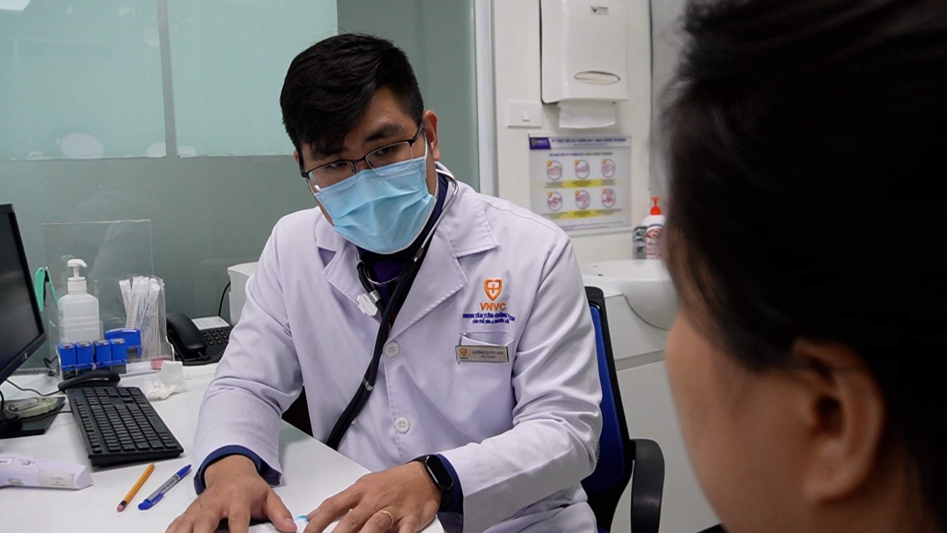 Bác sĩ cho biết, khoảng 90% những người mà chưa từng mắc thủy đậu hoặc chưa từng tiêm vắc xin thủy đậu đều có nguy cơ lây nhiễm thông qua giọt bắn của người bệnh. Ảnh: Hạnh Thơm