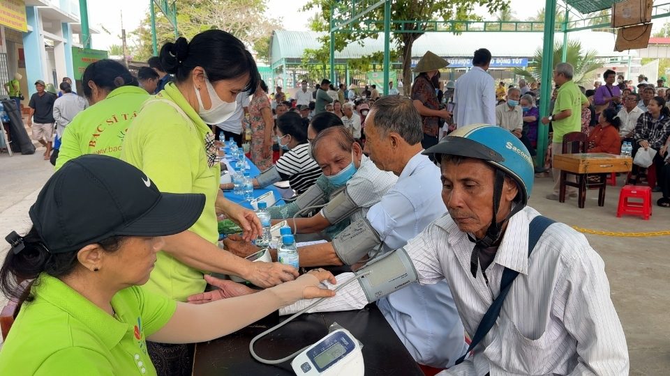 Cán bộ y tế khám bệnh, cấp thuốc miễn phí cho người dân Khmer nhân dịp Tết Chôl Chnăm Thmây. Ảnh: Hoàng Lộc