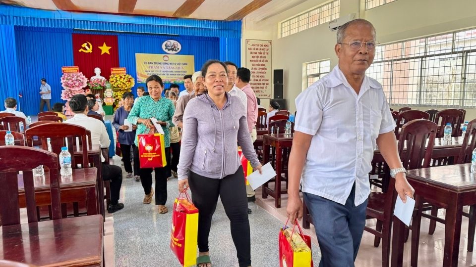The joy of Khmer people when receiving Chol Chnam Thmay Tet gifts. Photo: Hoang Loc