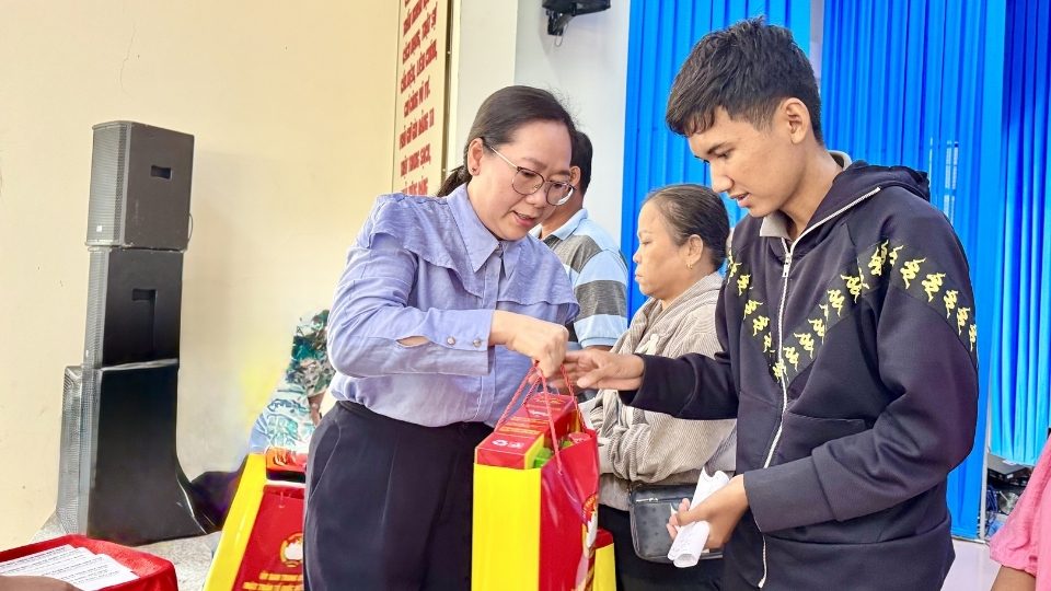 Đồng chí Nguyễn Thị Hồng Nhung – Phó Chủ tịch Thường trực Ủy ban MTTQ Việt Nam tỉnh trao quà Tết cho đồng bào Khmer nhân dịp Chôl Chnăm Thmây. Ảnh: Hoàng Lộc