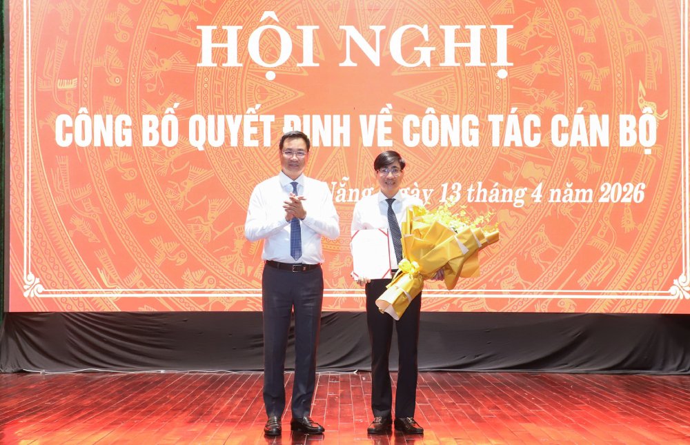 Bí thư Thành ủy Lê Ngọc Quang trao quyết định cho ông Trần Thắng Lợi. Ảnh: Ngọc Phú
