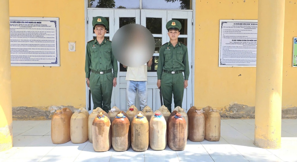 Lực lượng chức năng kiểm tra, bắt quả tang các vụ việc vận chuyển xăng, dầu trái phép qua biên giới An Giang. Ảnh: Biên phòng An Giang