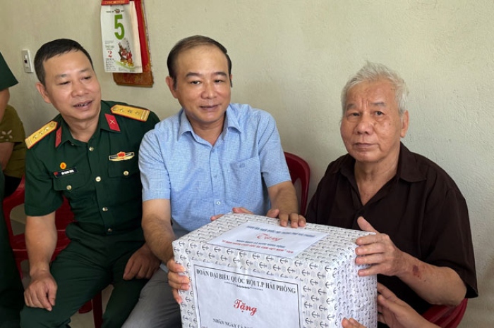 Delegation of National Assembly Deputies of Hai Phong city visits and presents gifts on "Vietnam Day for Agent Orange Victims". Photo: Hai Phong e-Portal