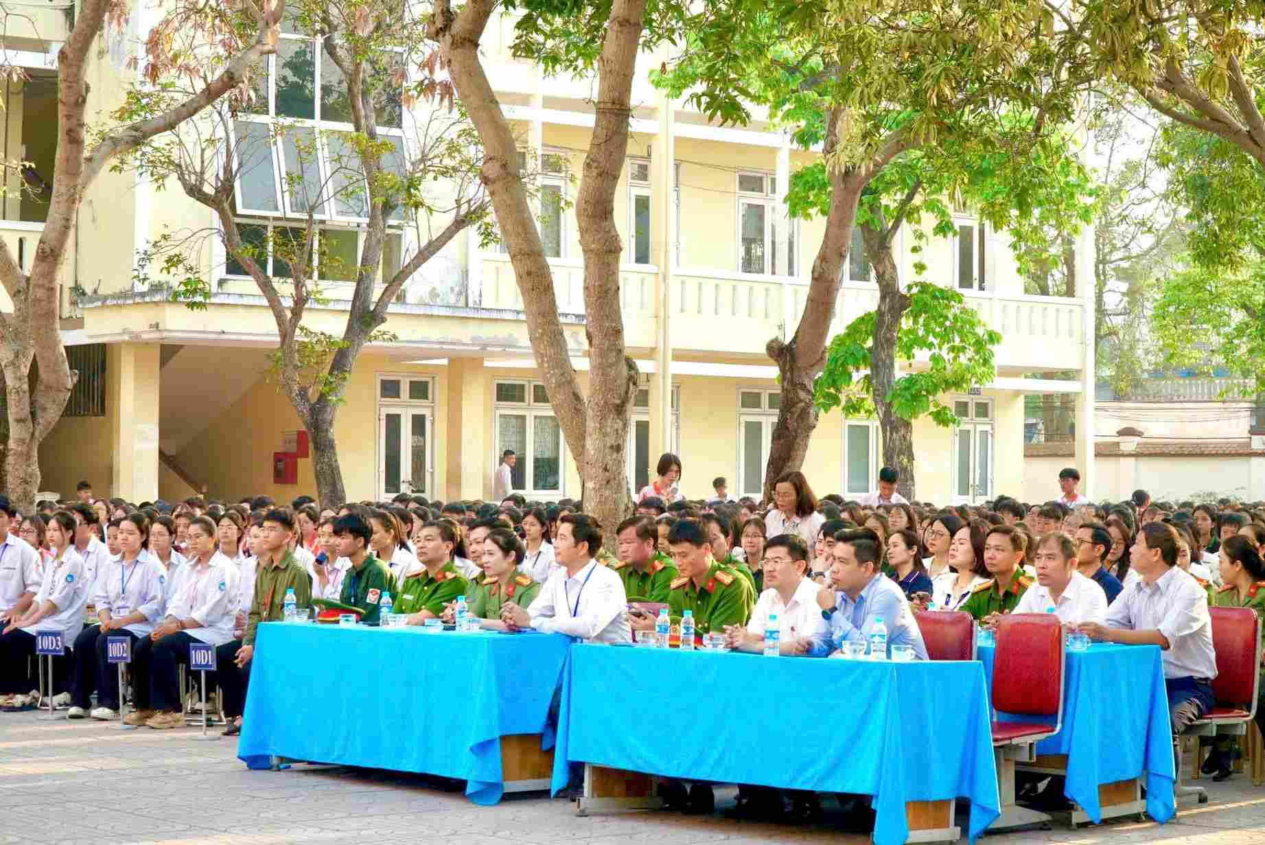 Các đại biểu tham dự lễ ký kết quy chế phối hợp đảm bảo an ninh trường học tại Trường THPT Lê Viết Thuật. Ảnh: Ngọc Anh 