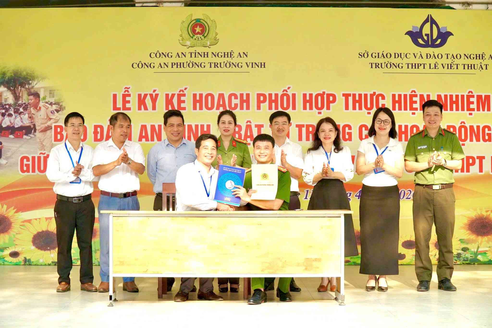 Firma del reglamento de coordinación para garantizar la seguridad escolar entre la escuela secundaria Le Viet Thuat y la policía del barrio de Truong Vinh. Foto: Ngoc Anh