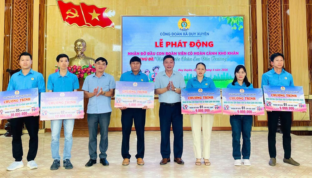 Duy Xuyen Commune Trade Union, Da Nang launched sponsorship for 11 students who are children of union members in difficult circumstances in the area. Photo: Duy Xuyen Trade Union