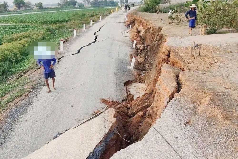 El tramo de carretera a lo largo del río Lò Gạch (provincia de Tây Ninh) se ha hundido casi 2 metros de profundidad y tiene unos 60 metros de largo. Foto: Anh Huy