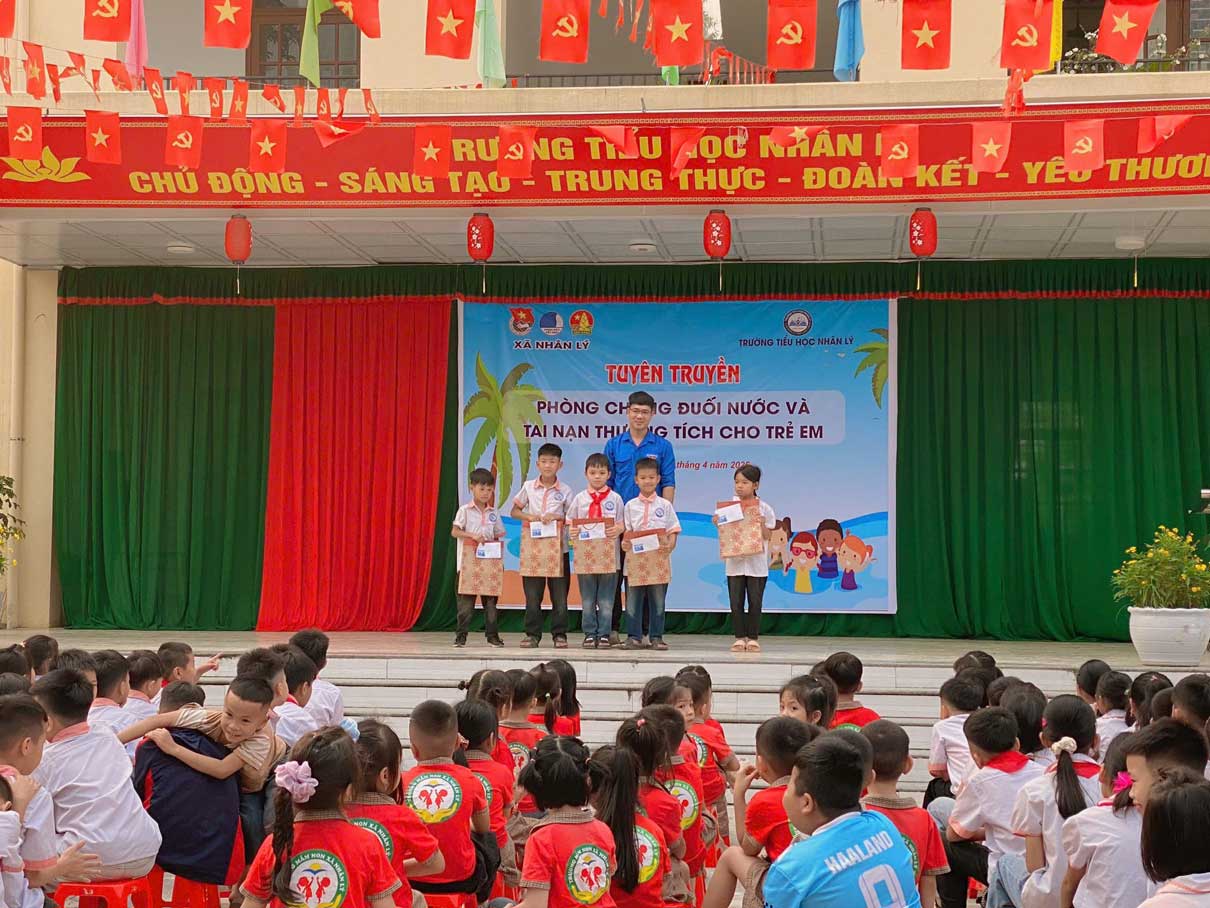 Trao quà cho học sinh có hoàn cảnh khó khăn trong khuôn khổ chương trình. Ảnh: Đoàn xã Nhân Lý