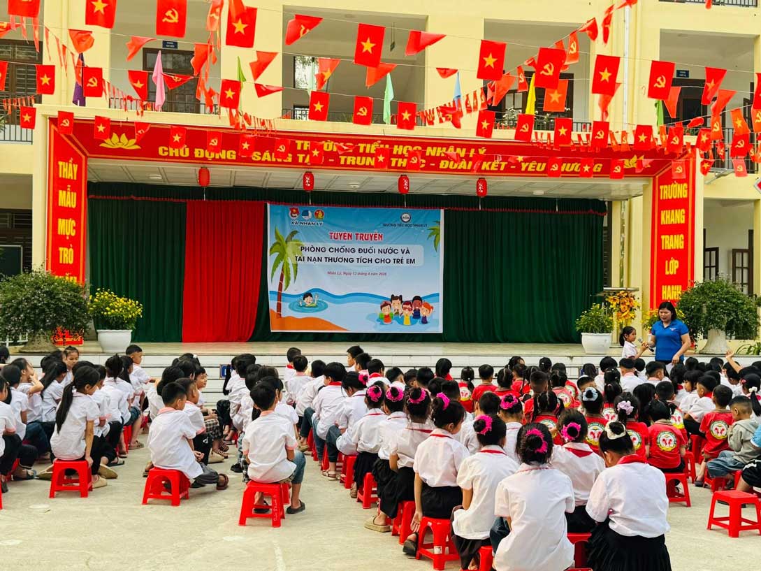 Escena de la sesión de propaganda para prevenir y combatir el ahogamiento y las lesiones en la Escuela Primaria Nhân Lý. Foto: Unión Comunal Nhân Lý