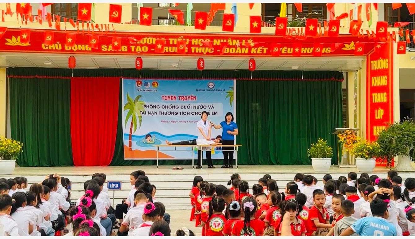 Học sinh Trường Tiểu học Nhân Lý tham gia buổi tuyên truyền phòng, chống đuối nước và tai nạn thương tích. Ảnh: Đoàn xã Nhân Lý