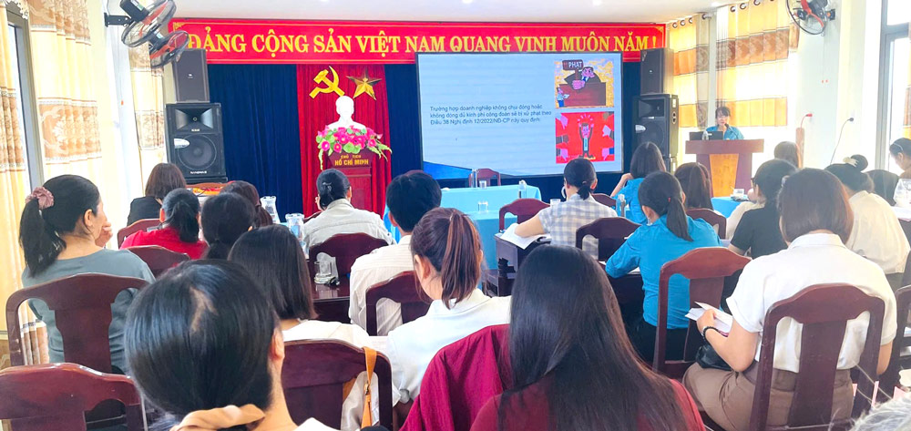 Hoi An Tay Ward Trade Union trains trade union financial work skills, on-the-job dialogue skills, collective labor agreement negotiation and signing for grassroots officials. Photo: Hoi An Tay Trade Union