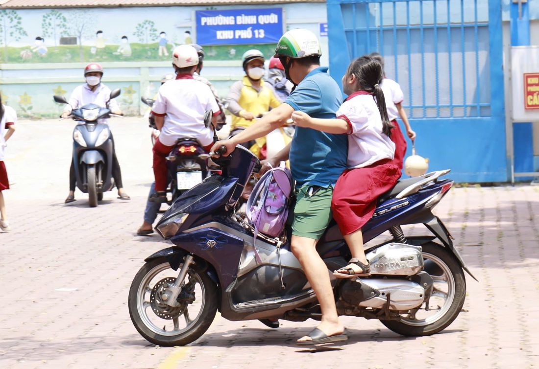 Les parents de l'école primaire Bình Quới Tây (quartier de Bình Qưới, Hô-Chi-Minh-Ville) accueillent leurs enfants à midi le 13 avril après que l'école ait arrêté l'internat. Photo: Minh Nguyễn