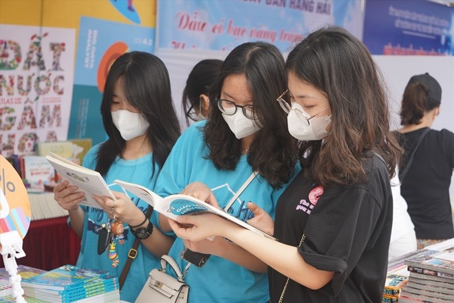 Estudiantes de Hai Phong participan en la feria del libro. Foto: Mai Dung