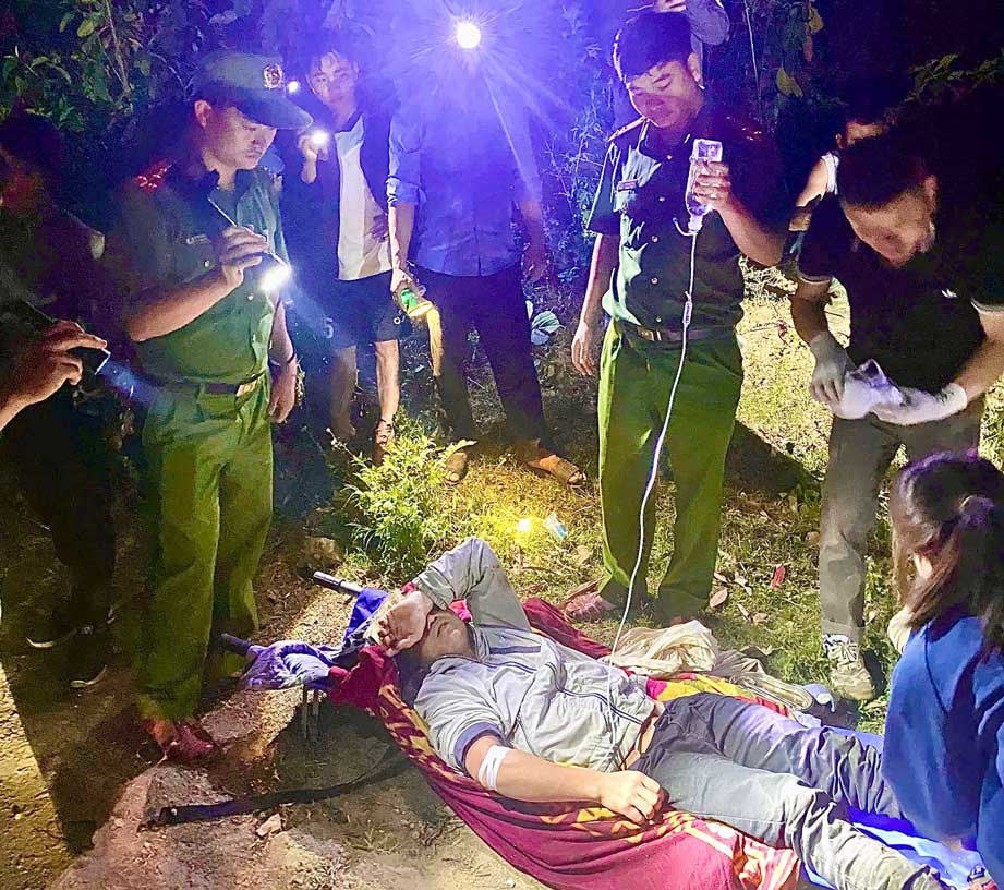 Công an xã Mường Hum nhanh chóng tiếp cận và đưa nạn nhân đi cấp cứu . Công an Lào Cai