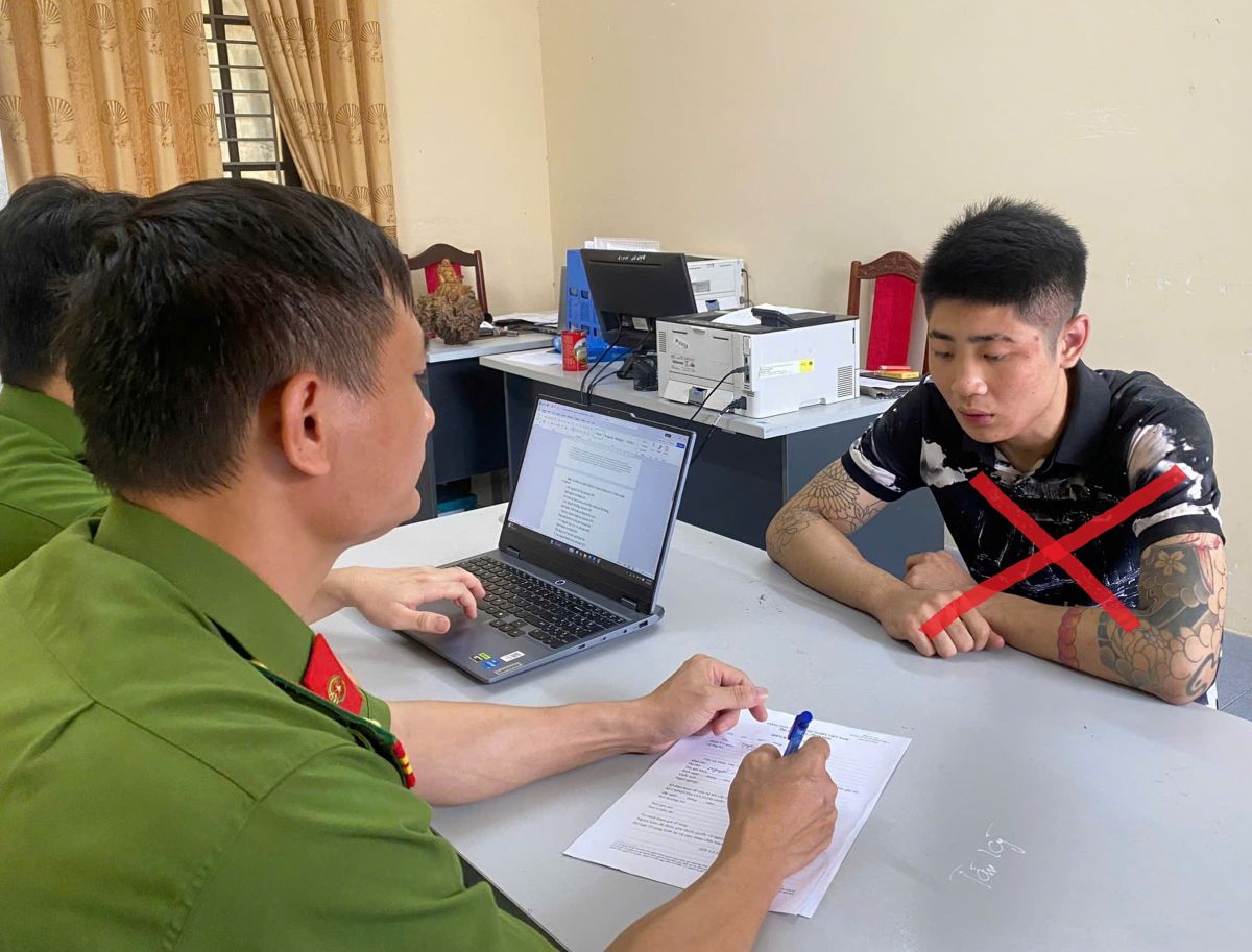 Đối tượng Nguyễn Văn Bình lừa chiếm điện thoại của tài xế taxi. Ảnh: Công an Hải Phòng