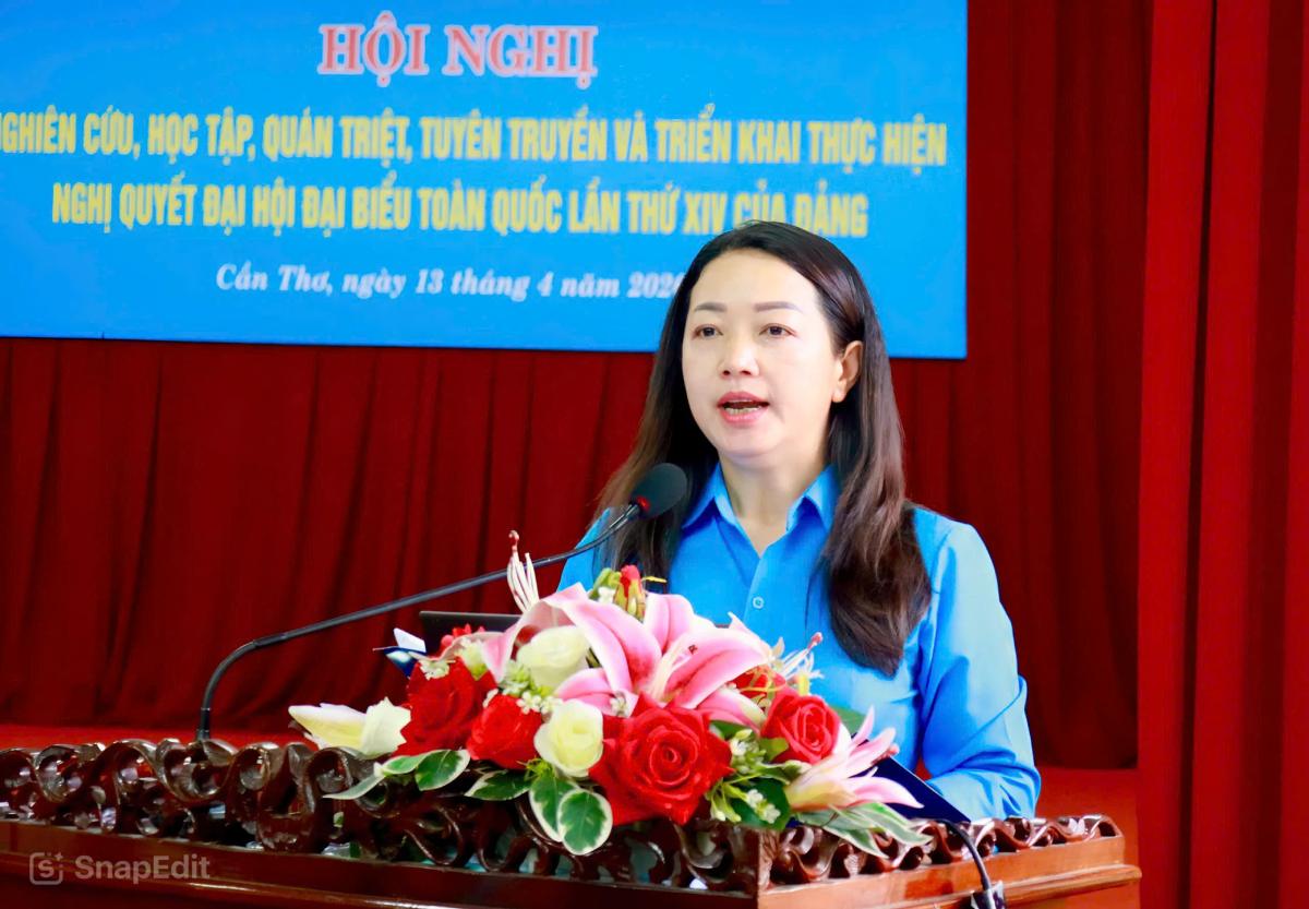 Phó Chủ tịch LĐLĐ TP Cần Thơ Trần Tú Nhiên phát biểu tại hội nghị. Ảnh: Hương Nha