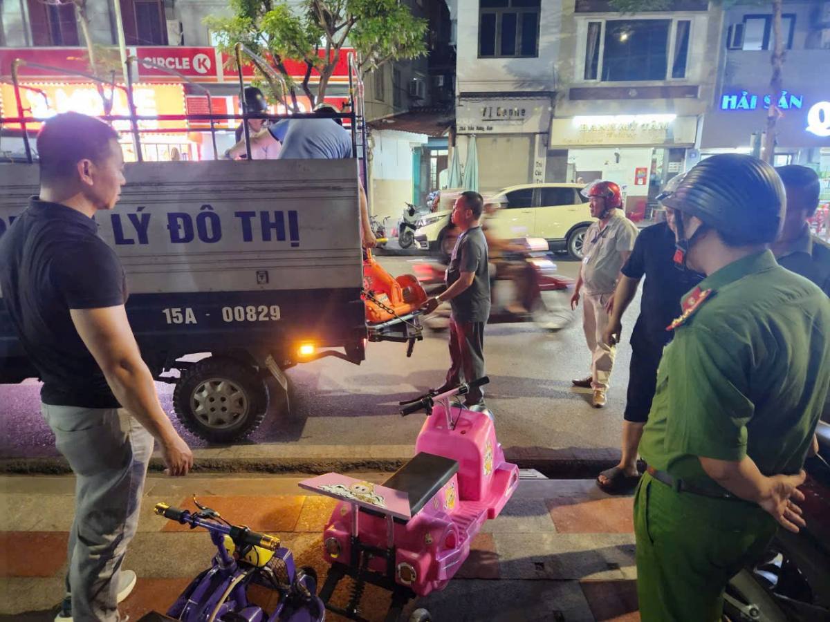 Toàn bộ tang vật đã được bàn giao cho UBND phường Hồng Bàng để xử lý vi phạm hành chính theo đúng quy định của pháp luật. Ảnh: Công an Hải Phòng