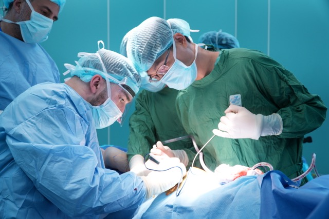 Doctors perform free hip replacement surgery for patients. Photo: BVCC