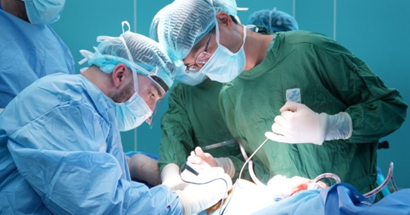 Nhiều bệnh nhân chấn thương khớp háng được phẫu thuật miễn phí