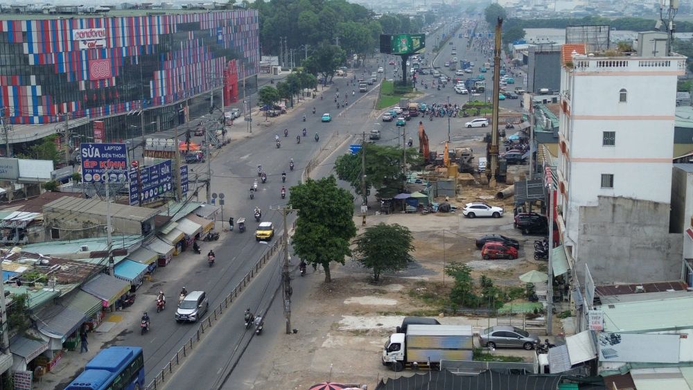 Máy móc được tập kết dọc tuyến đường Trường Chinh để chuẩn bị thi công ga ngầm S10. Ảnh: Anh Tú 