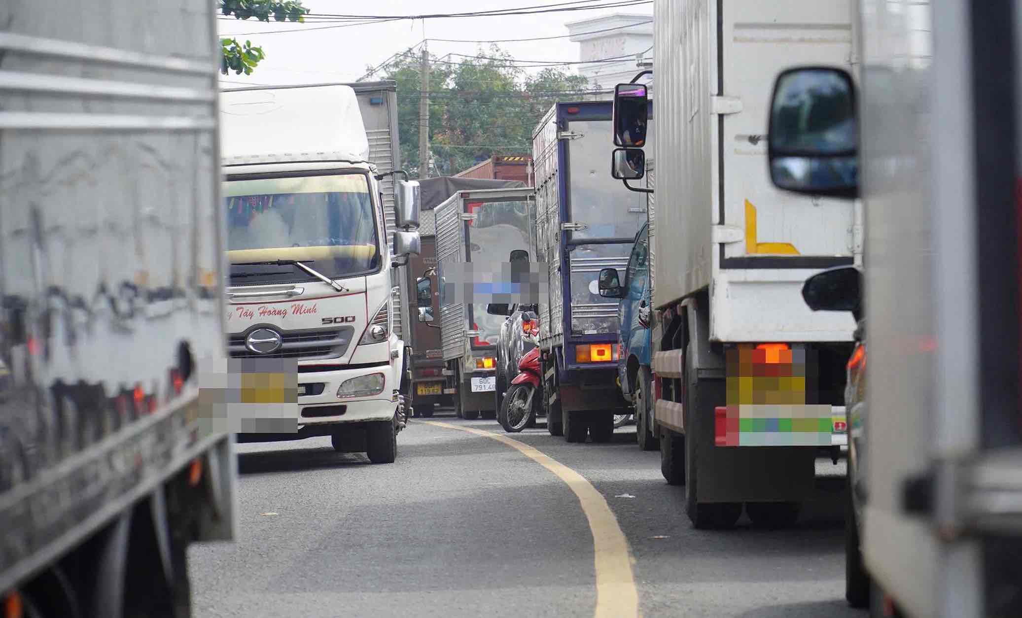 Đường Bùi Văn Hòa thường xuyên xảy ra ùn tắc vào các giờ cao điểm. Ảnh: HAC